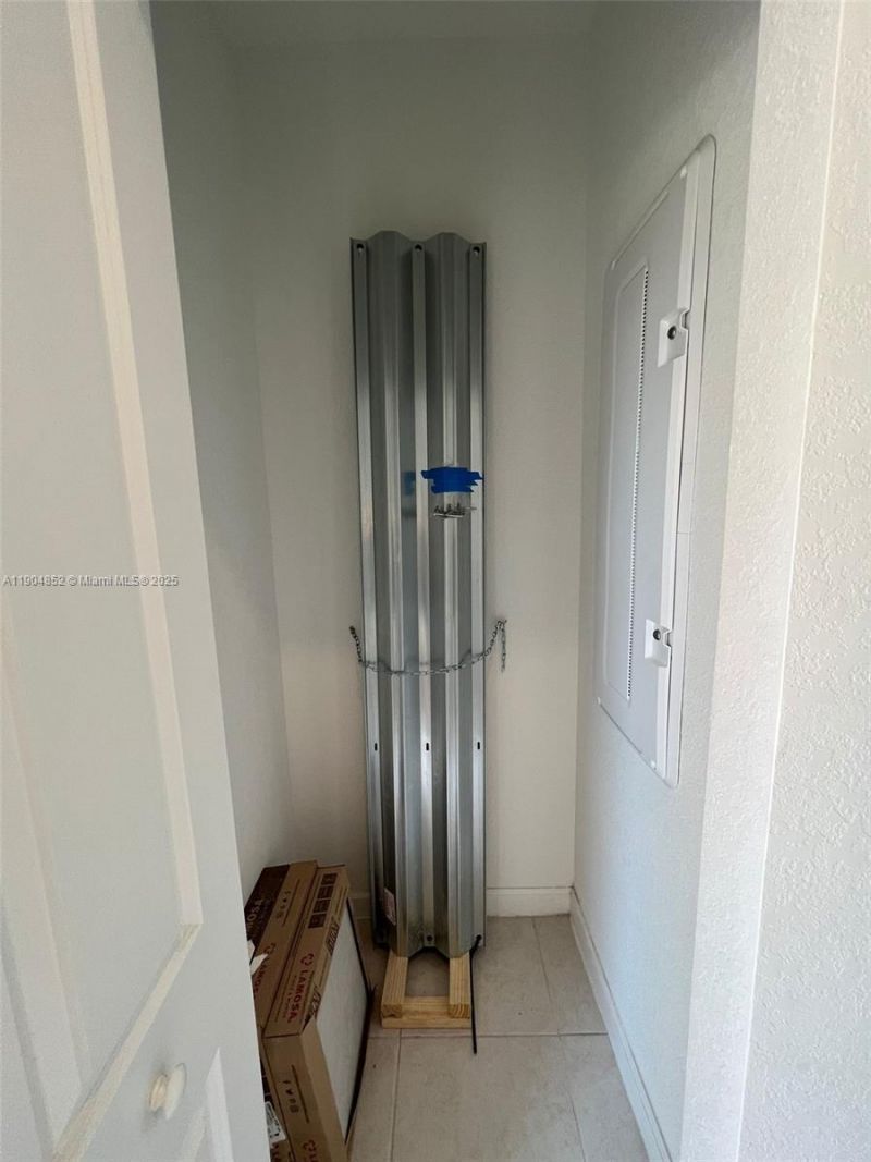 875 NE 211th St, Miami, FL 33179 Photo