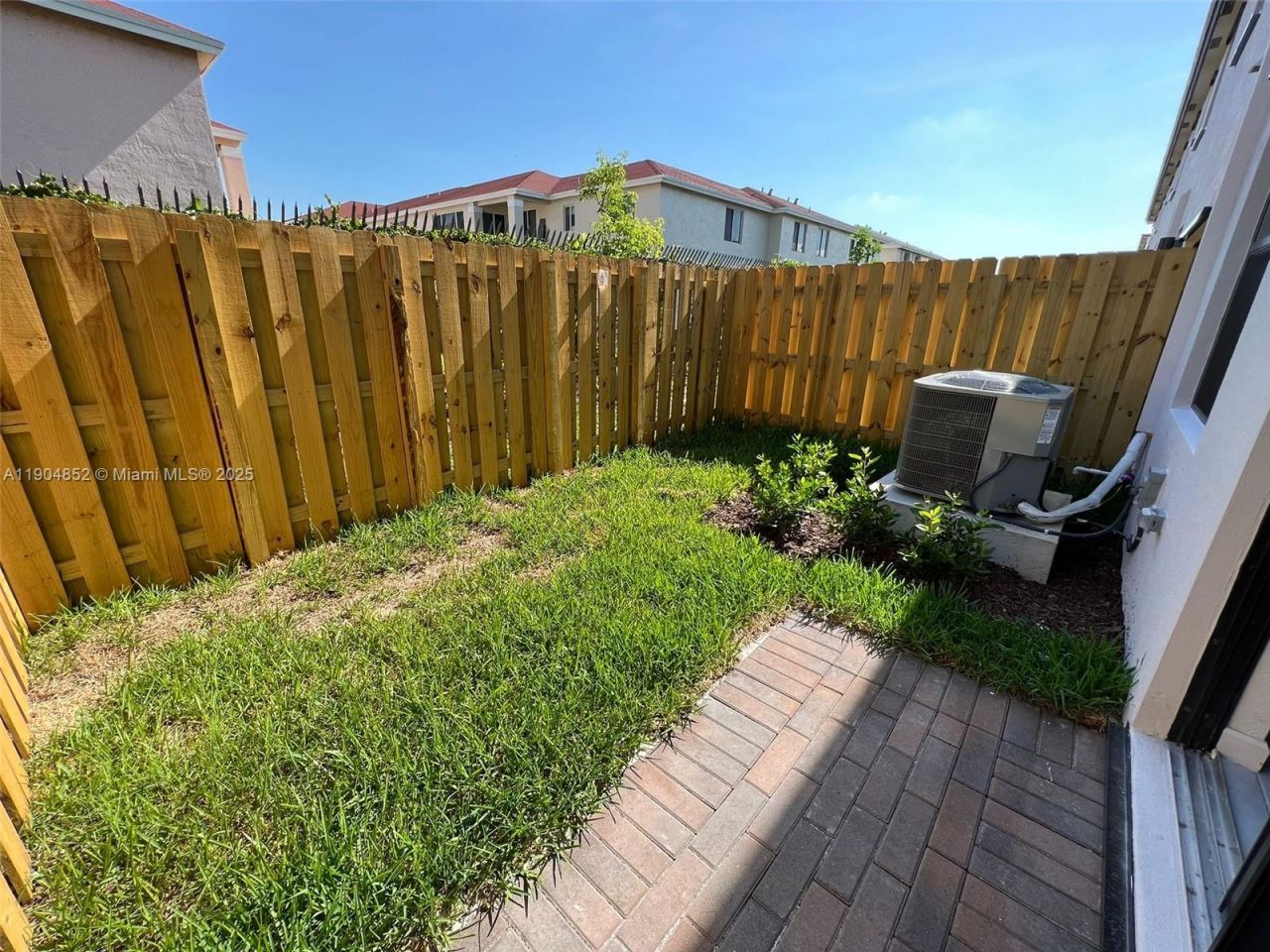 875 NE 211th St, Miami, FL 33179 Photo