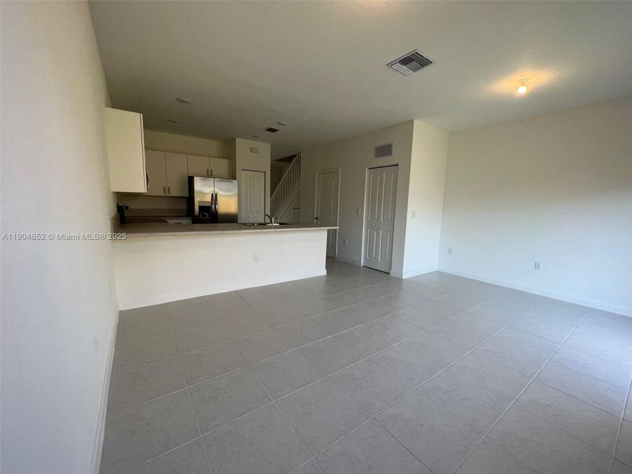 875 NE 211th St, Miami, FL 33179 Photo