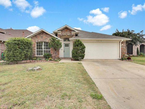 1013 Grand Central Parkway, Saginaw, TX 76131