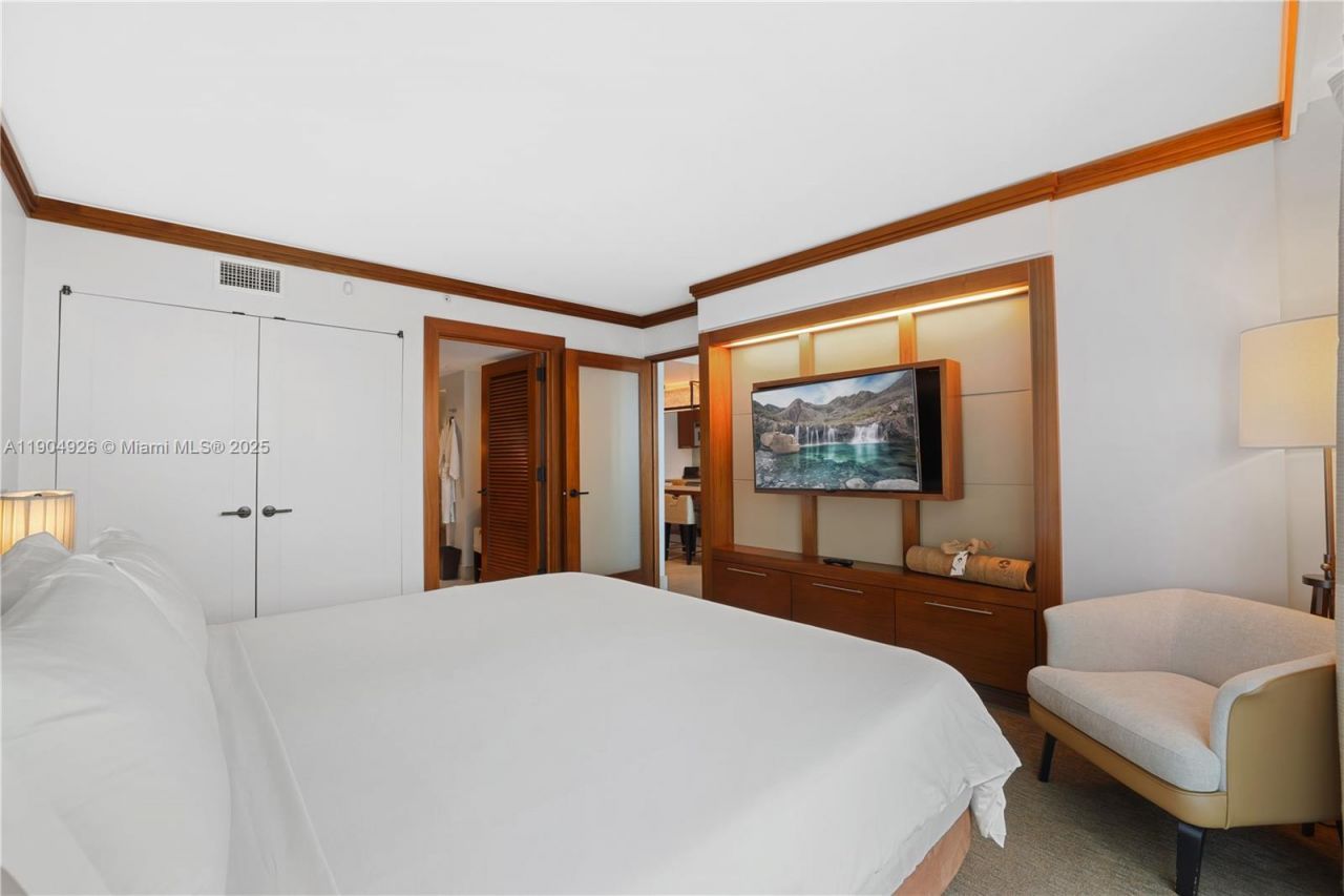 6801 Collins Ave, Unit 517, Miami Beach, FL 33141 Photo