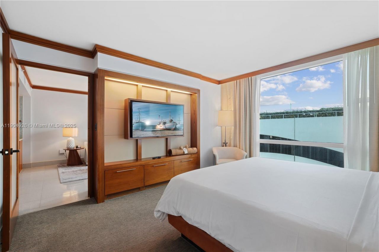 6801 Collins Ave, Unit 517, Miami Beach, FL 33141 Photo