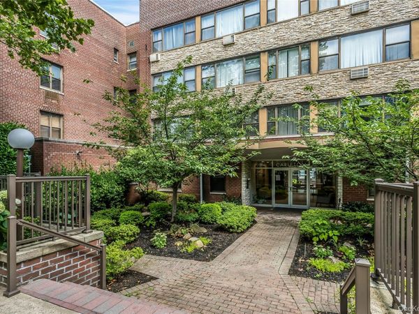 15 Hill Park Ave Avenue, Unit 1C, Great Neck, NY 11021