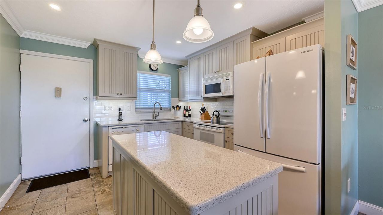 925 Beach Road, Unit 311, Sarasota, FL 34242 Photo