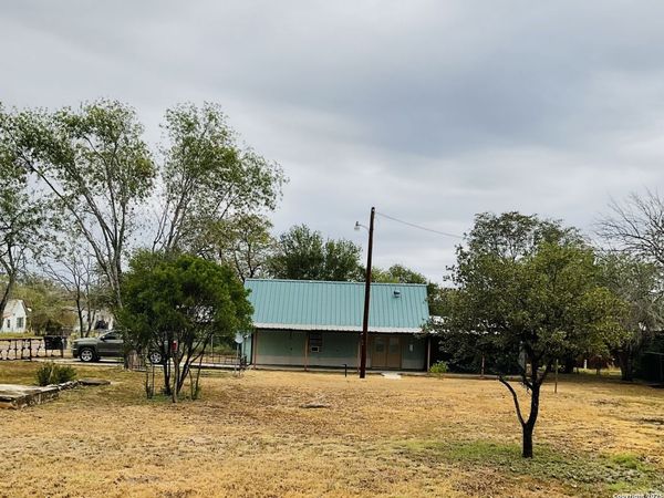 517 W Barnard, Sabinal, TX 78801