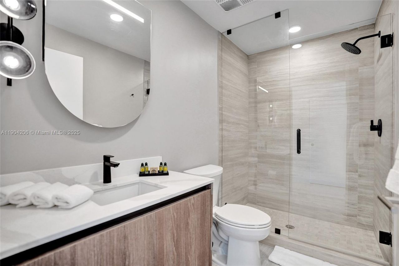 580 72nd St, Unit 810, Miami Beach, FL 33141 Photo