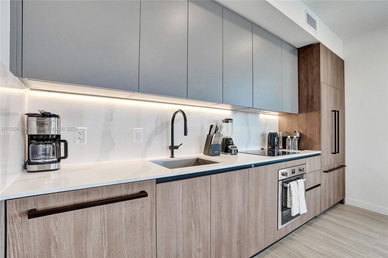 580 72nd St, Unit 810, Miami Beach, FL 33141 Photo