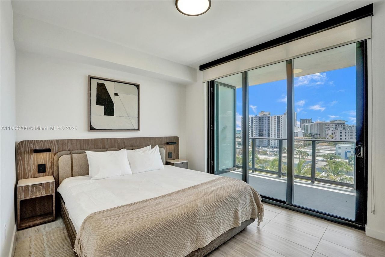580 72nd St, Unit 810, Miami Beach, FL 33141 Photo