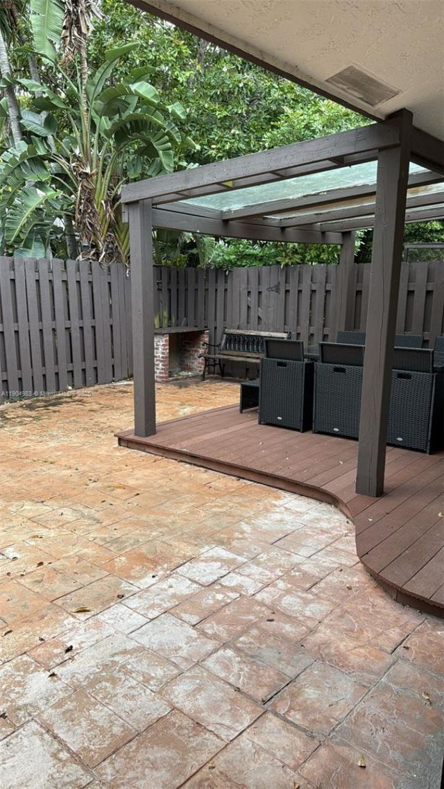 546 NE 199th Ln, Unit 4W, Miami, FL 33179 Photo