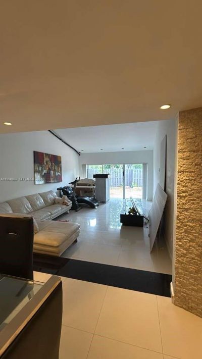 546 NE 199th Ln, Unit 4W, Miami, FL 33179 Photo