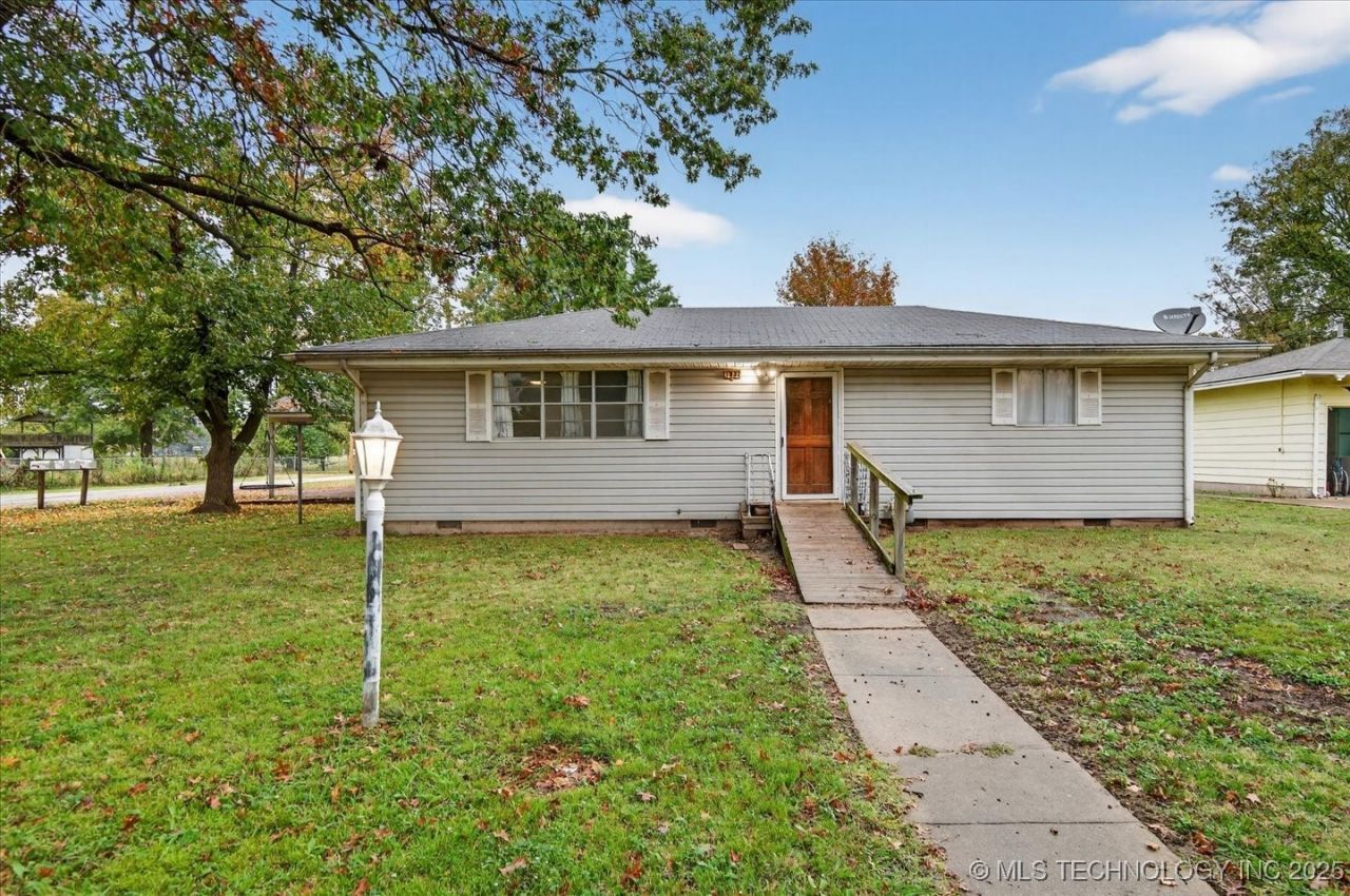622 W Ironman Avenue, Nowata, OK 74048 Main Photo
