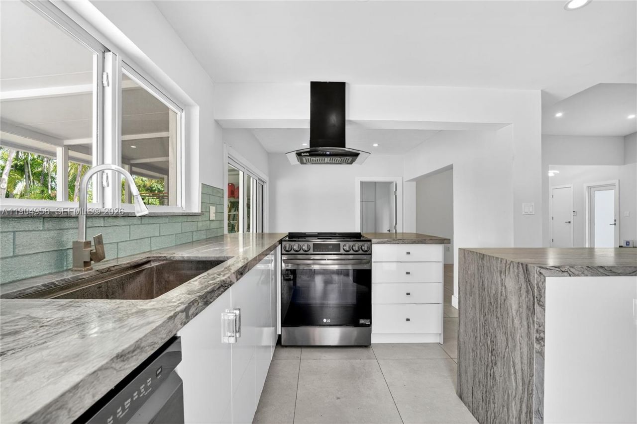 2325 NE 194 Street, Miami, FL 33180 Photo