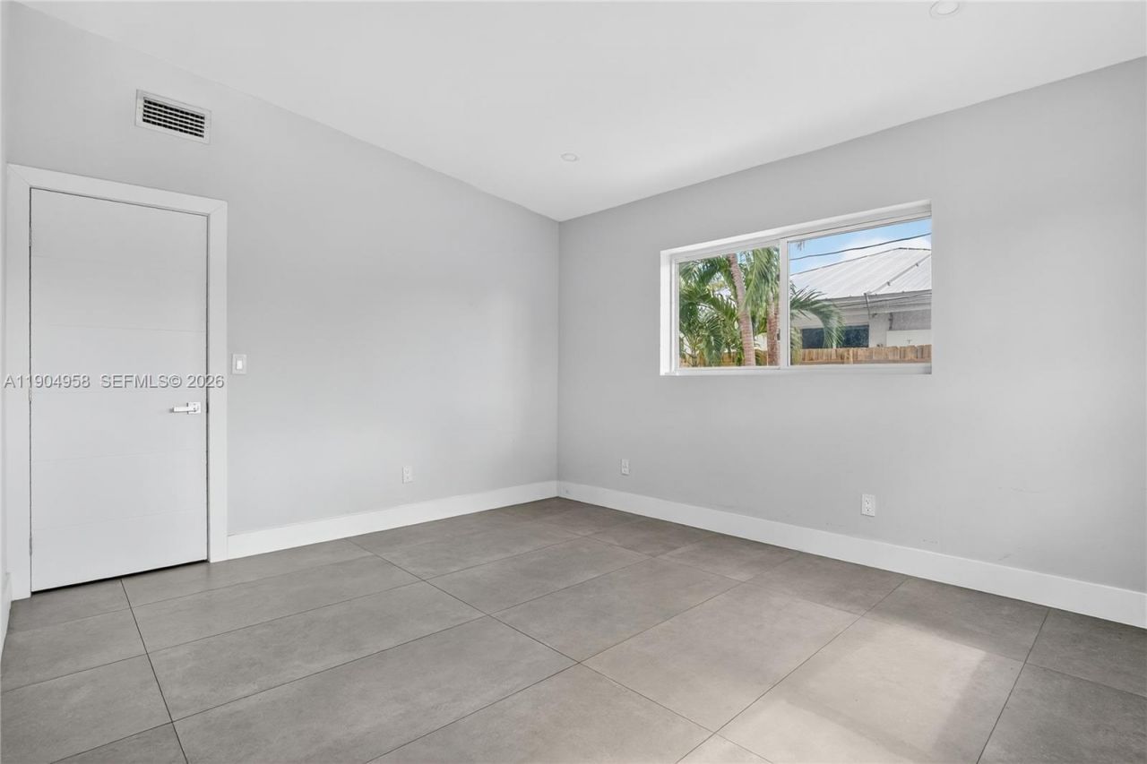 2325 NE 194 Street, Miami, FL 33180 Photo