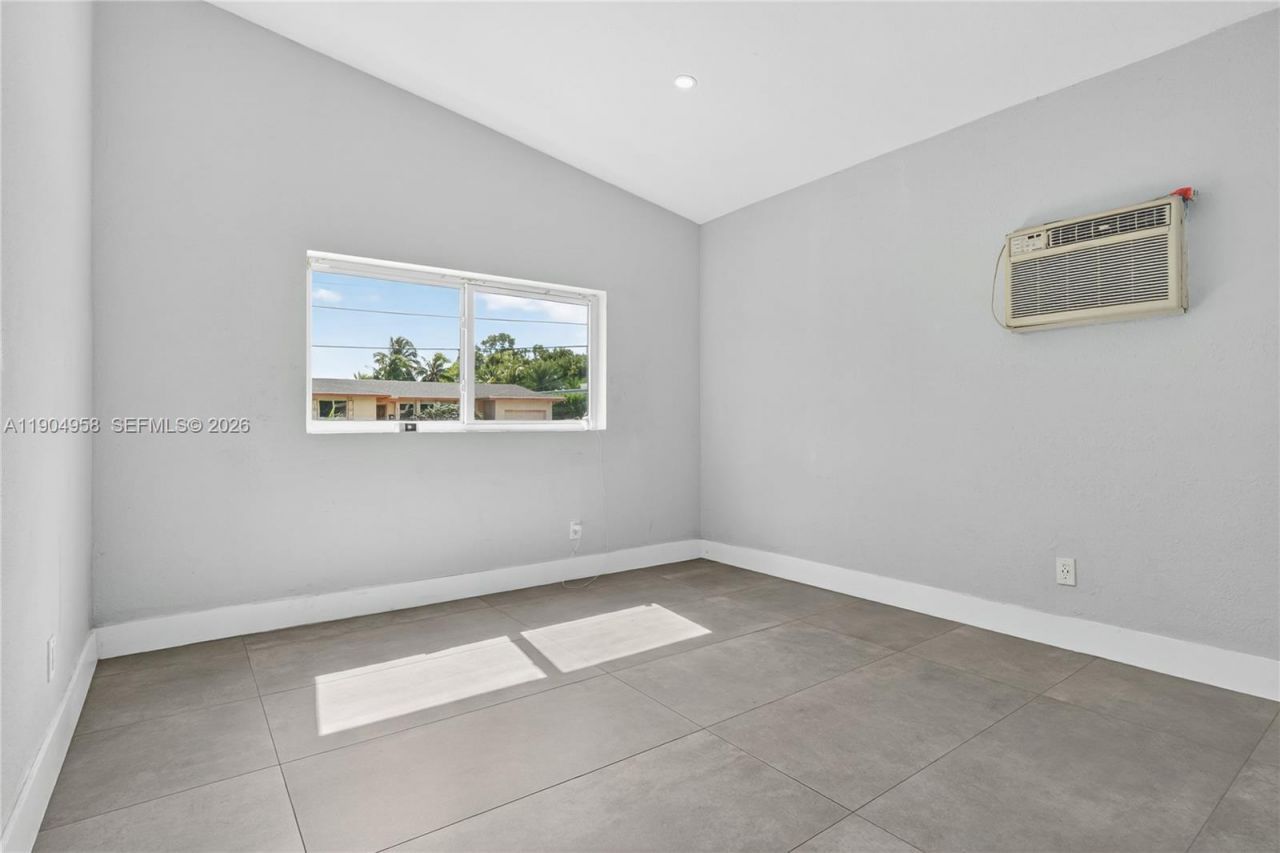 2325 NE 194 Street, Miami, FL 33180 Photo