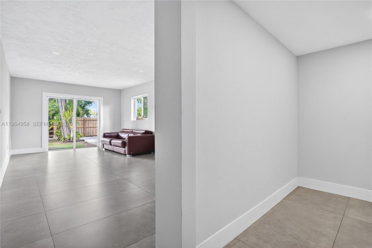 2325 NE 194 Street, Miami, FL 33180 Photo