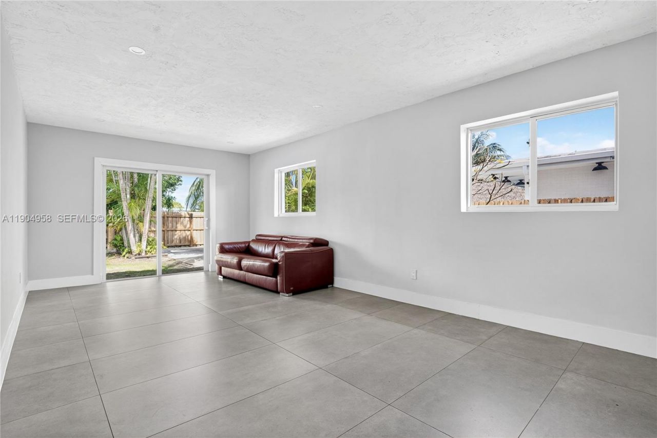 2325 NE 194 Street, Miami, FL 33180 Photo