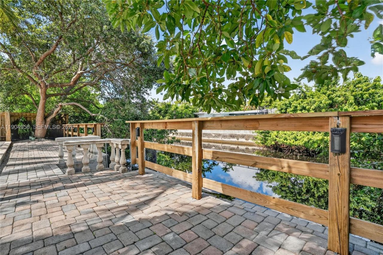 2325 NE 194 Street, Miami, FL 33180 Photo