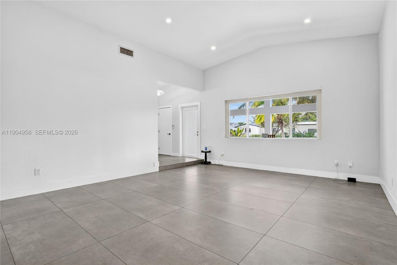 2325 NE 194 Street, Miami, FL 33180 Photo