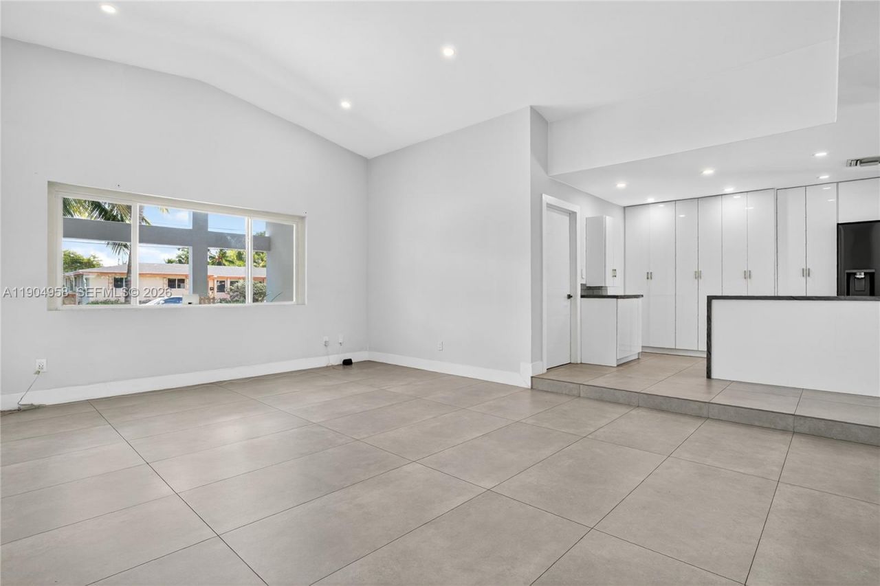 2325 NE 194 Street, Miami, FL 33180 Photo