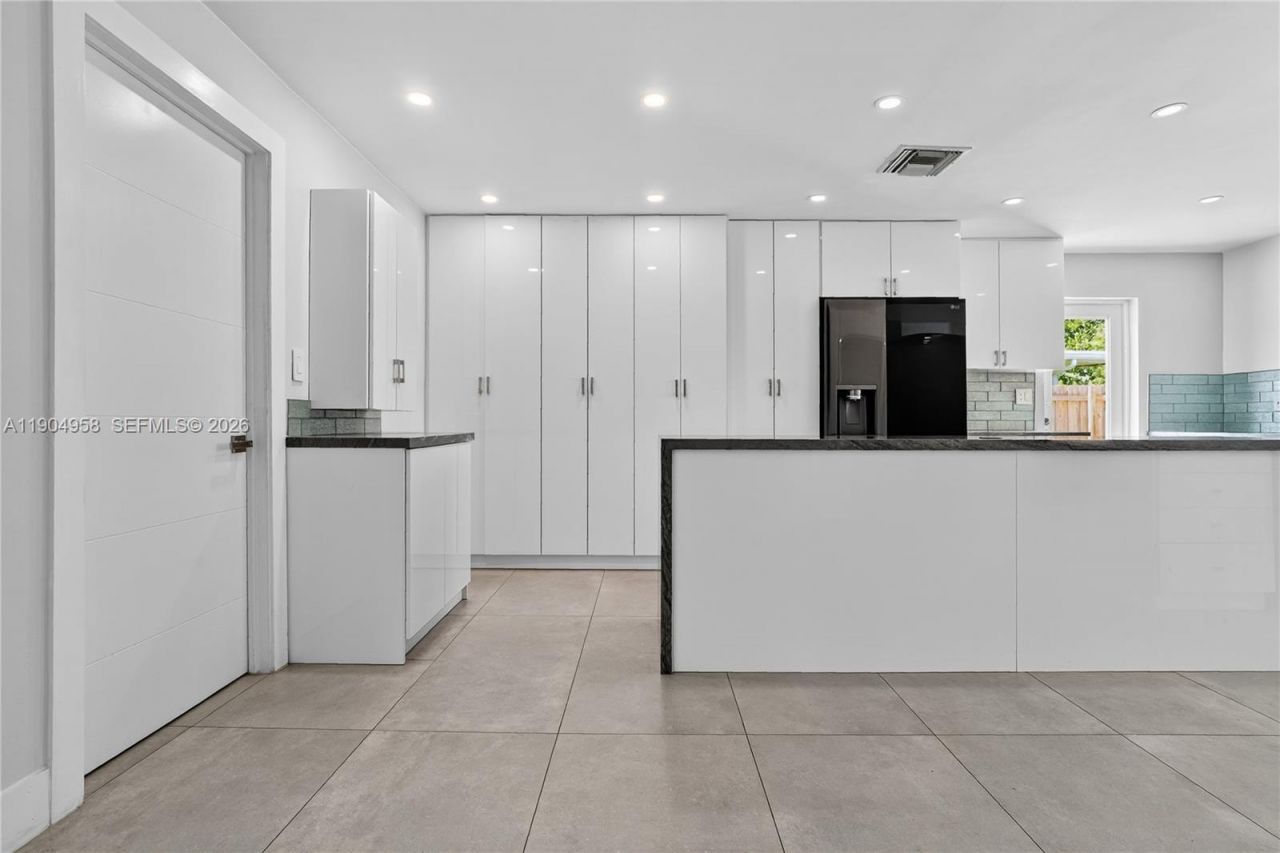 2325 NE 194 Street, Miami, FL 33180 Photo