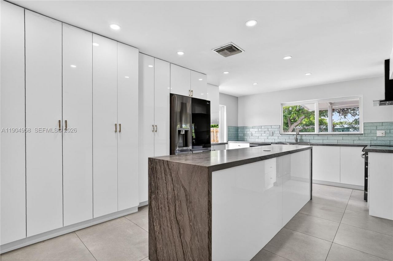 2325 NE 194 Street, Miami, FL 33180 Photo