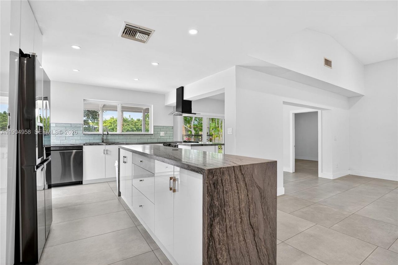 2325 NE 194 Street, Miami, FL 33180 Photo