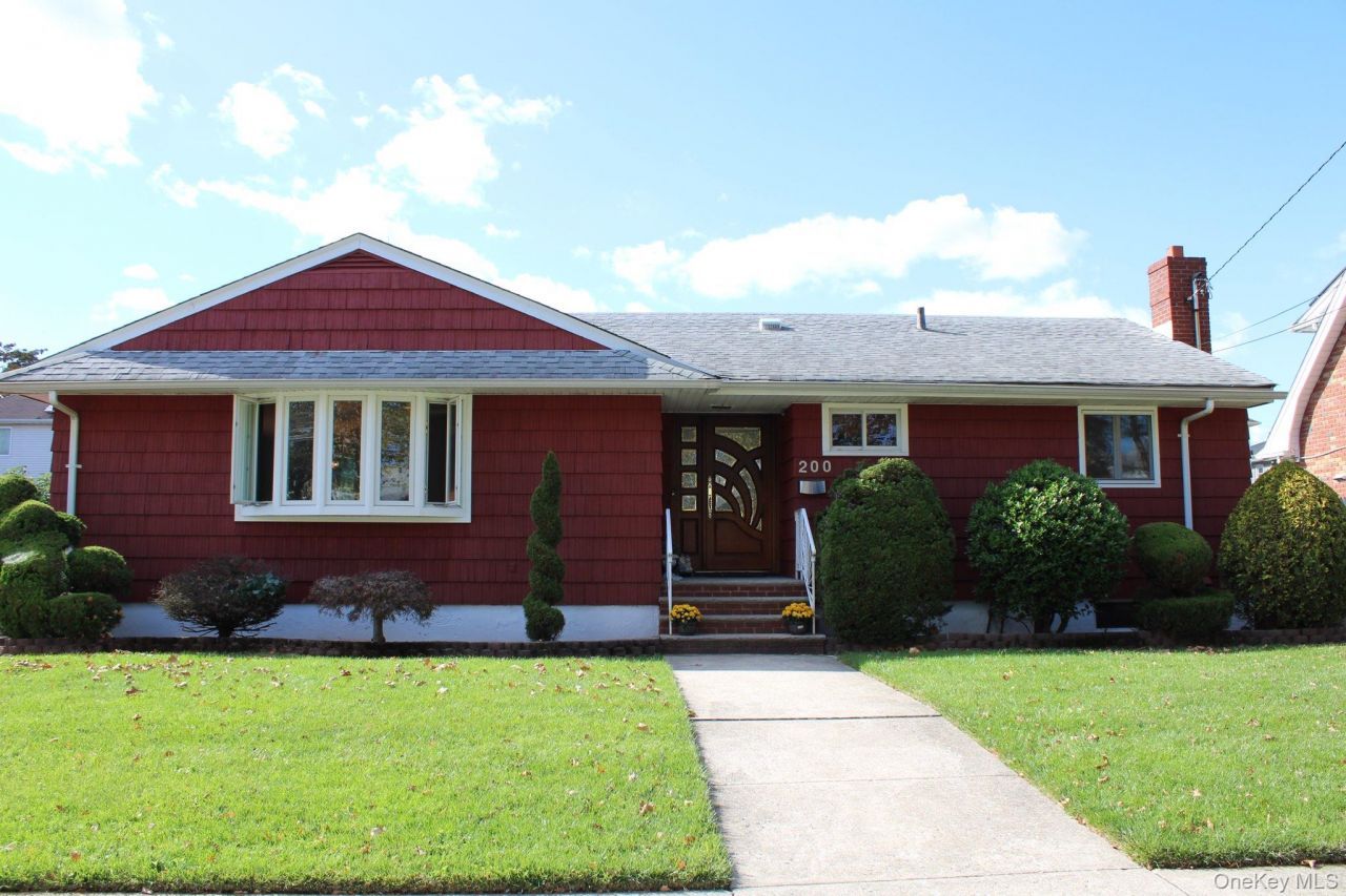 200 Mallory Avenue, Staten Island, NY 10305 Main Photo