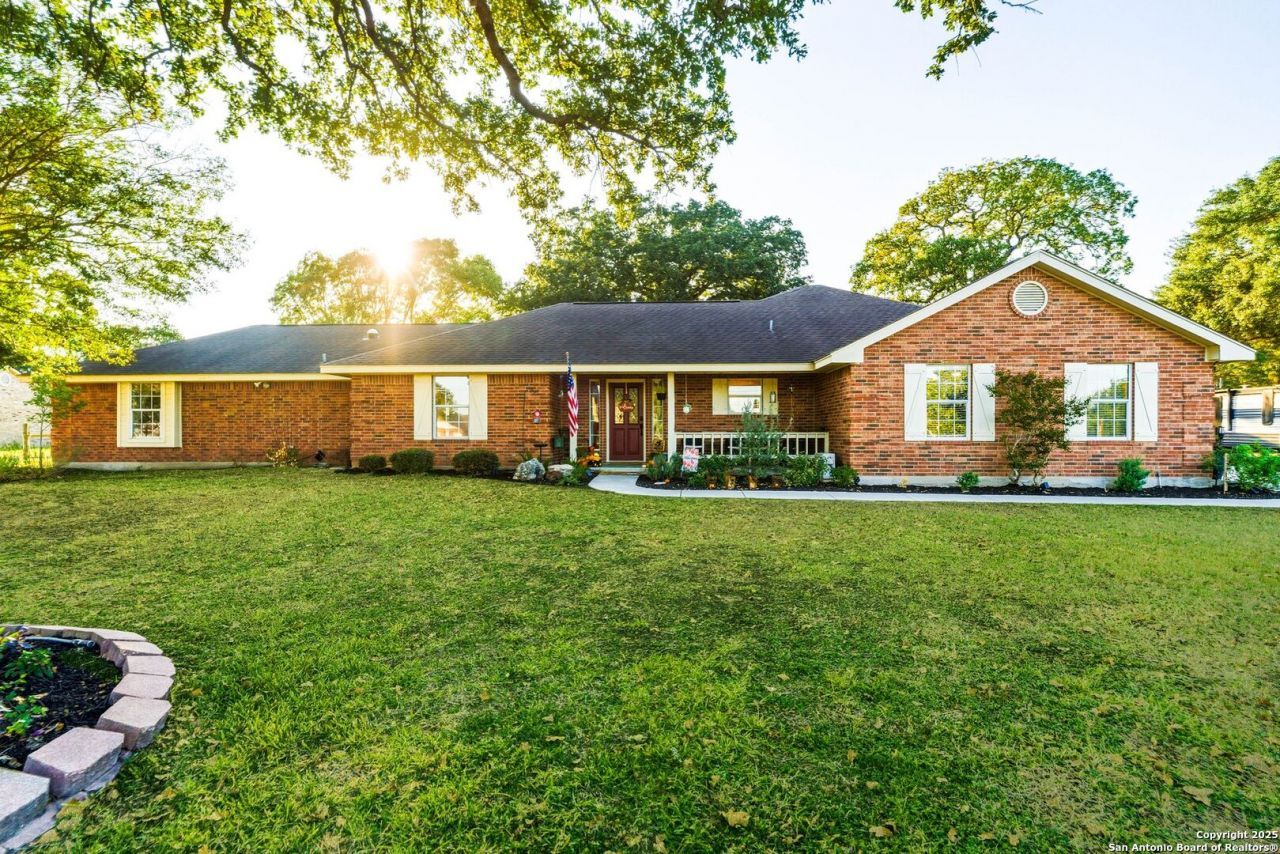 1265 Hillside Oaks Dr, La Vernia, TX 78121 Main Photo