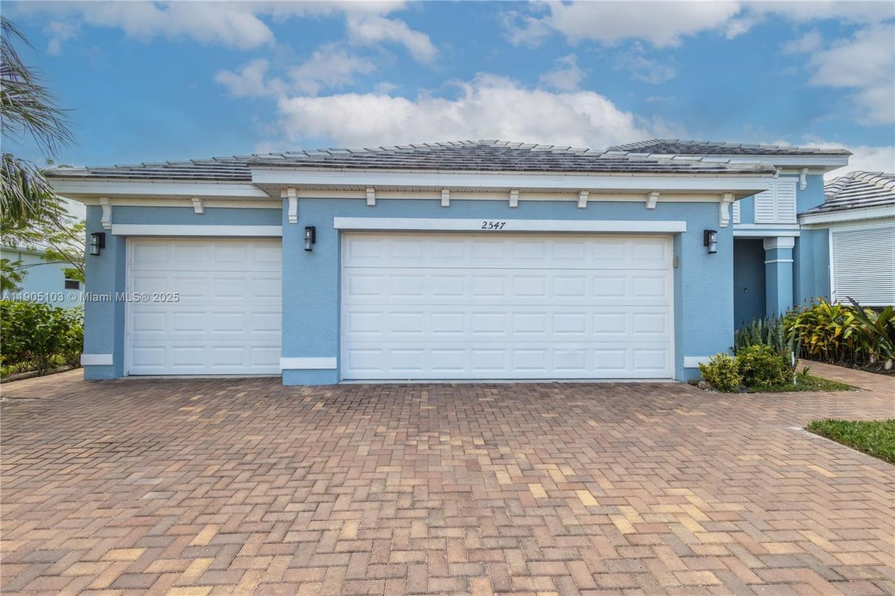 2547 Saint Lucia Cir, Vero Beach, FL 32967 Photo