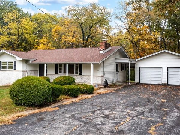 1227 W Henry Street, Staunton, IL 62088