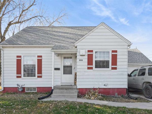 3718 C Ave. NE, Cedar Rapids, IA 52402