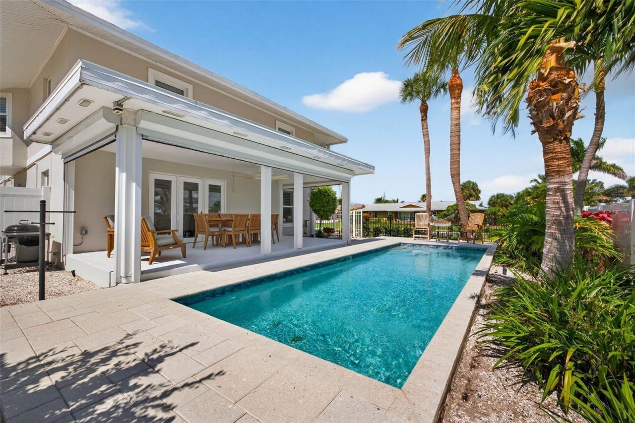 2605 Hibiscus Drive W, Belleair Beach, FL 33786 Photo