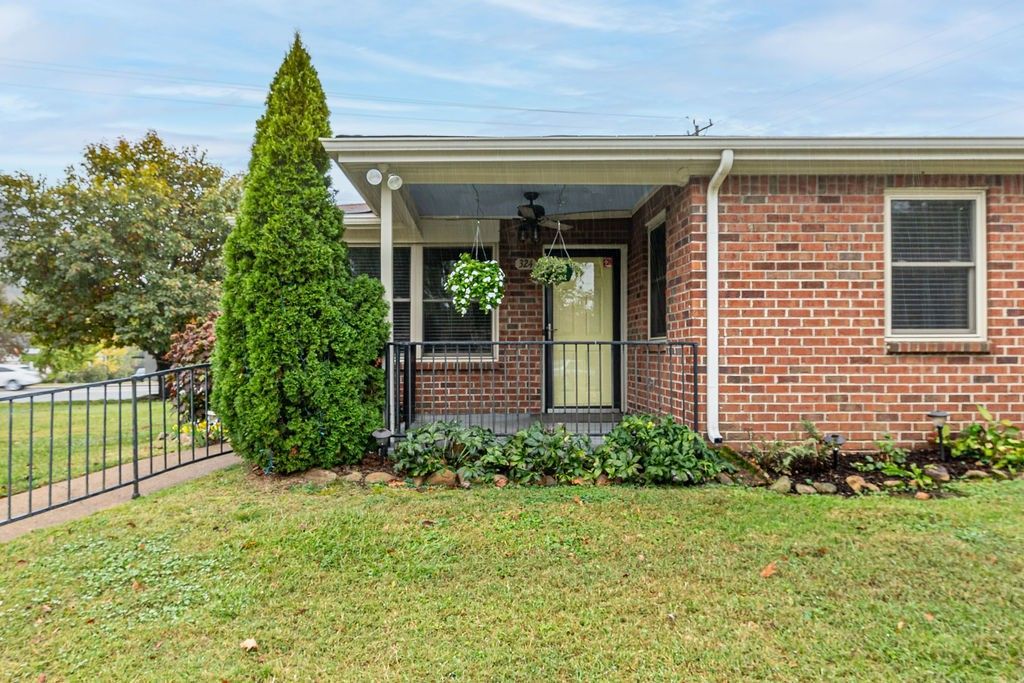 324 Deer Lake Dr, Nashville, TN 37221 Main Photo