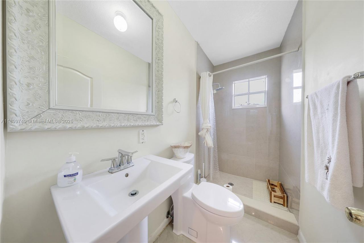 19504 SW 135th Ct, Miami, FL 33177 Photo