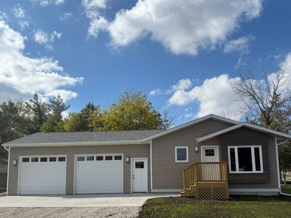 103 North Street, Urbana, IA 52345