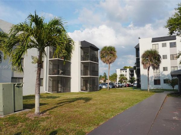 3710 N Pine Island Rd, Unit 320, Sunrise, FL 33351