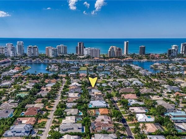 516 Neapolitan LN, NAPLES, FL 34103