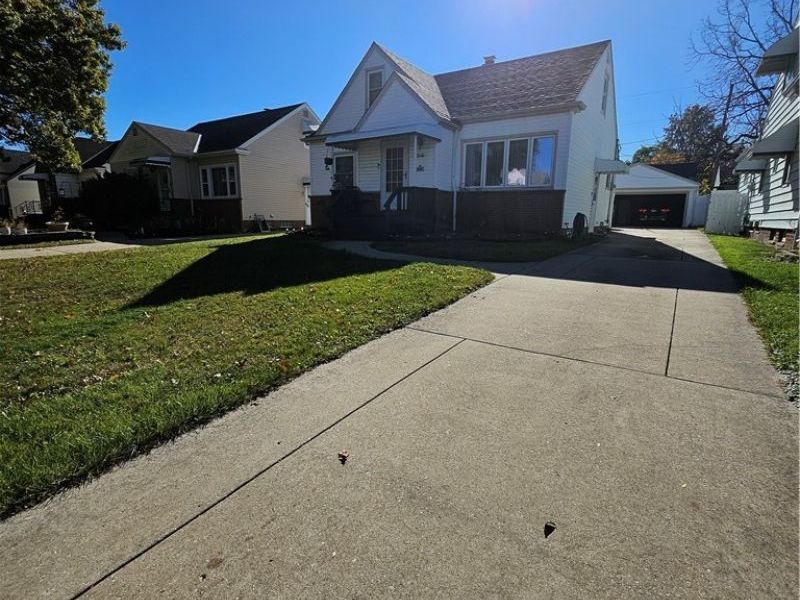 13616 Oakview Boulevard, Cleveland, OH 44125 Photo 2