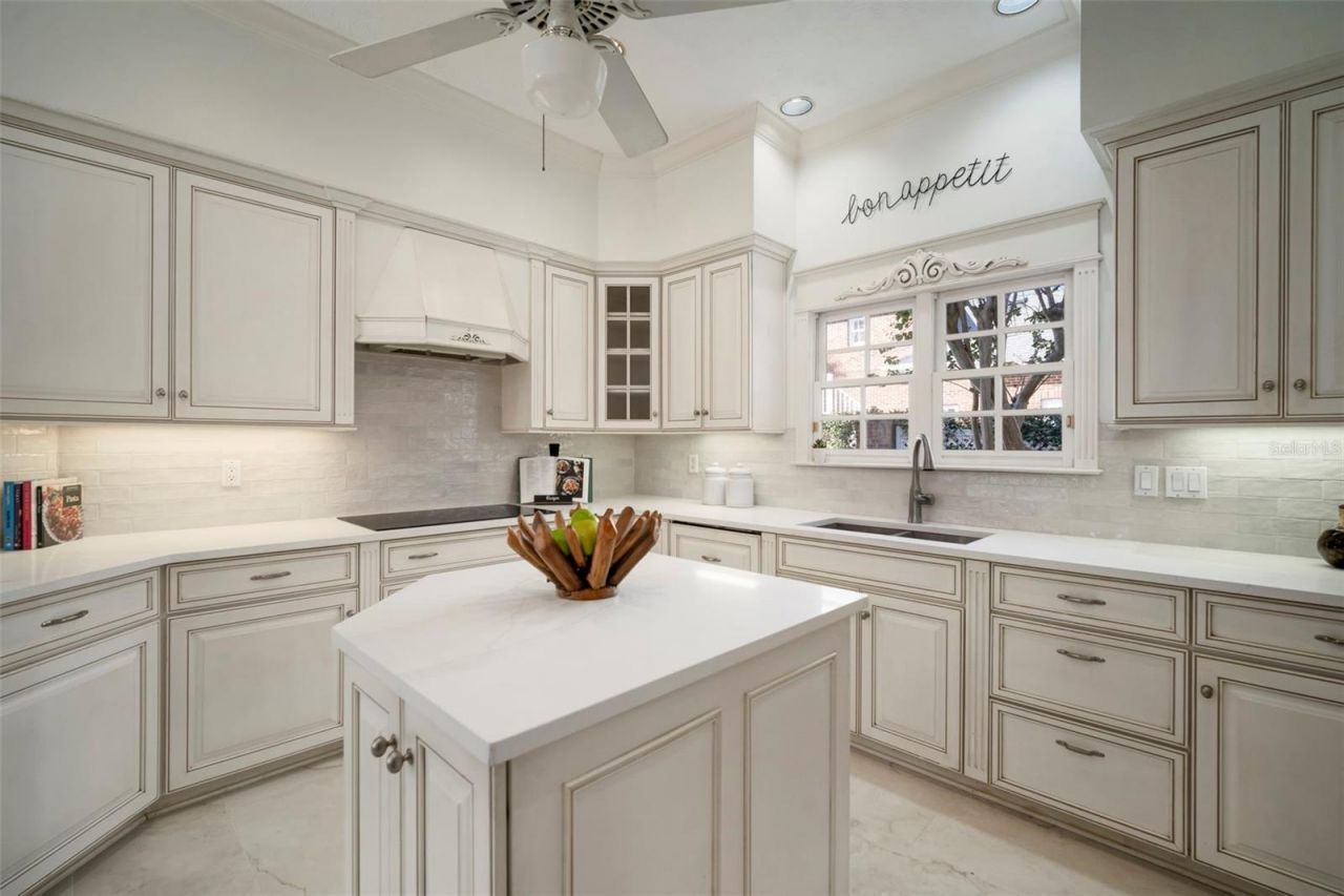 4318 W Azeele Street, Tampa, FL 33609 Photo