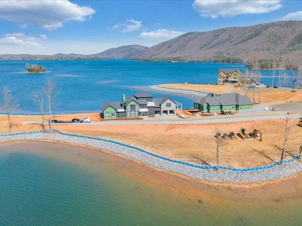 118 Lakeport CIR, Penhook, VA 24137