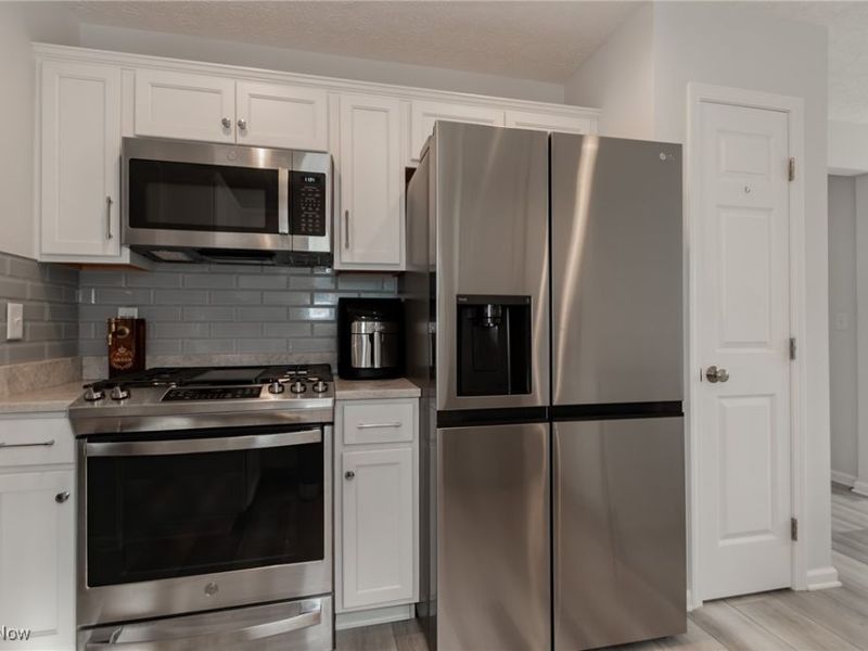 144 Prestwyck Lane, Elyria, OH 44035 Photo 11