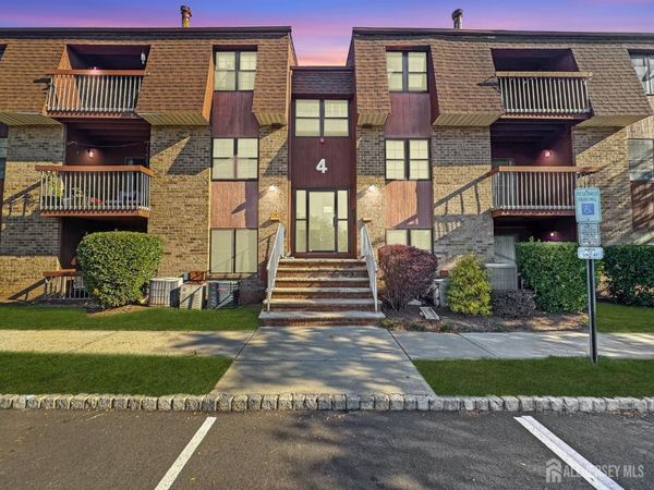 39 Powderhorn Court, Woodbridge, NJ 07095