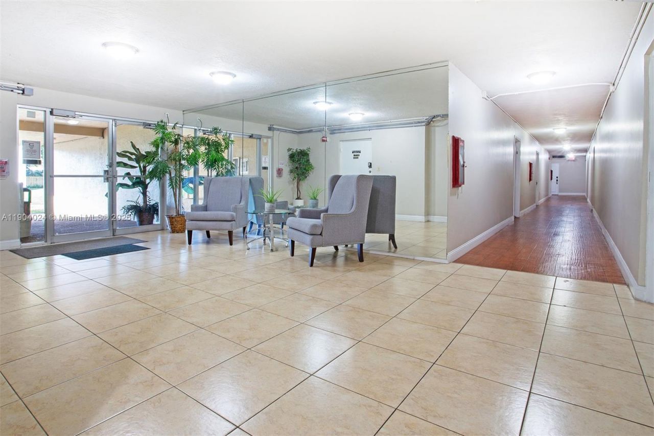 7300 NW 17th St, Unit 220, Plantation, FL 33313 Photo