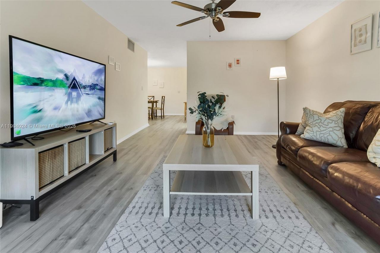 7300 NW 17th St, Unit 220, Plantation, FL 33313 Photo