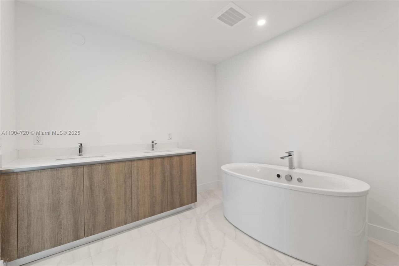 17550 Collins, Unit 501, Sunny Isles Beach, FL 33160 Photo