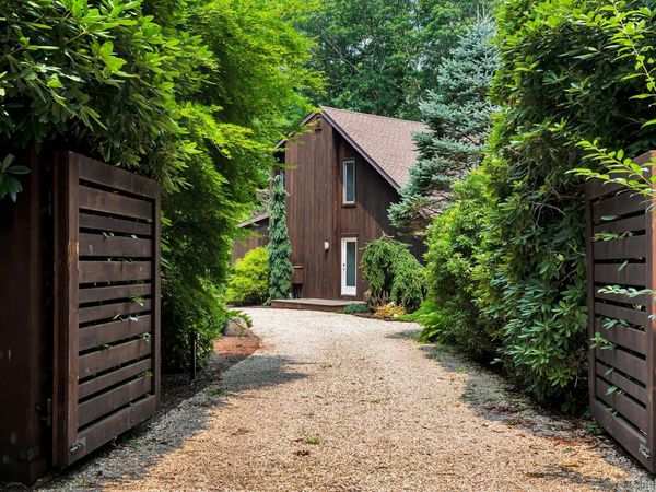 8 Foxglove Road, East Hampton, NY 11937