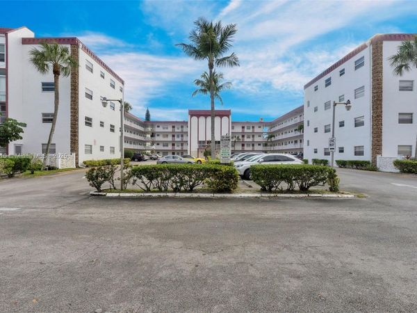 4270 NW 40th St, Unit 311, Lauderdale Lakes, FL 33319