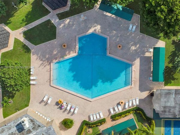 4270 NW 40th St, Unit 311, Lauderdale Lakes, FL 33319