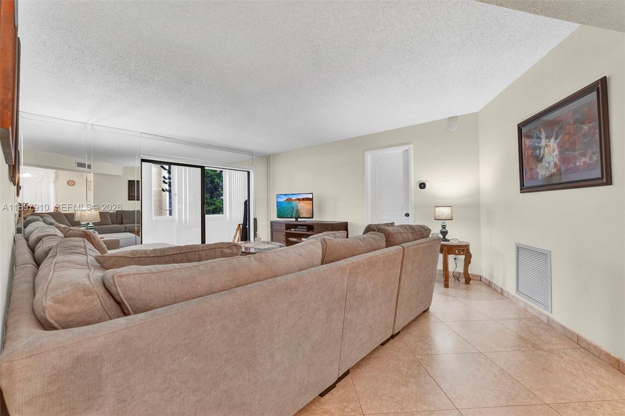 4270 NW 40th St, Unit 311, Lauderdale Lakes, FL 33319 Photo