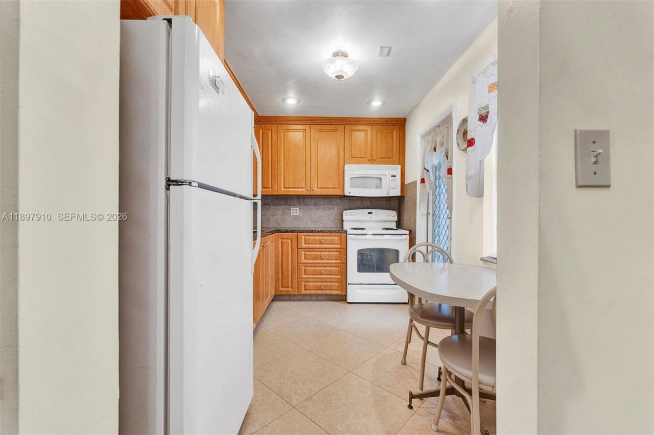 4270 NW 40th St, Unit 311, Lauderdale Lakes, FL 33319 Photo